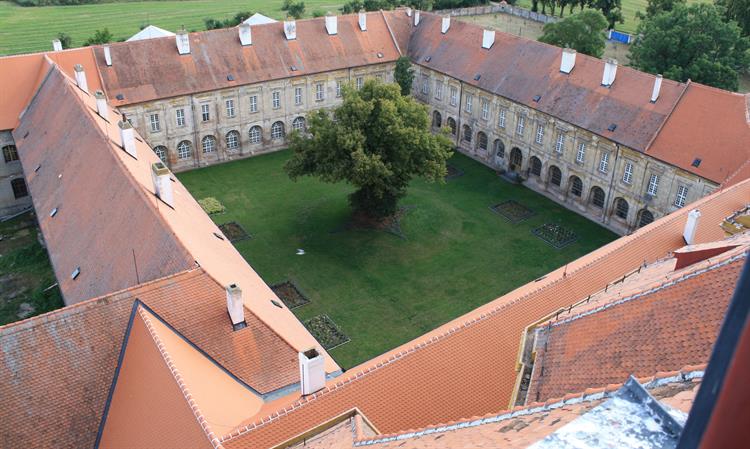 Původní proboštství břevnovských benediktýnů z poloviny 11. století bylo přestavěno na barokní klášter s kostelem sv. Petra a Pavla podle posledního projektu Jana Blažeje Santiniho-Aichla, i když se jeho vybudování tento slavný architekt již nedožil. Zdroj: Benediktinské opatství