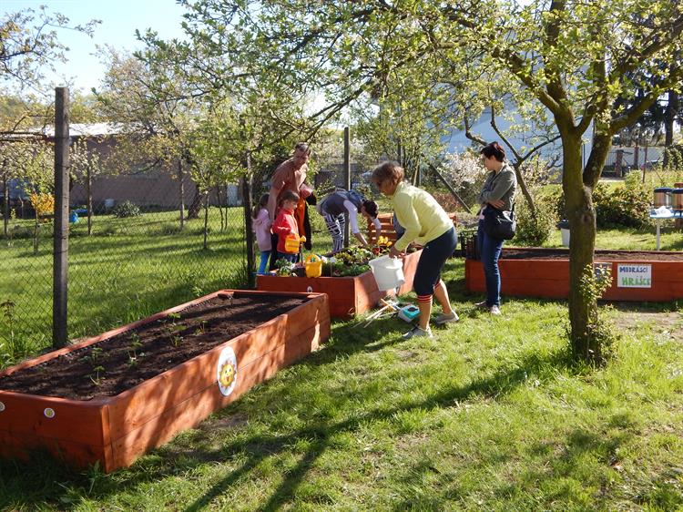 21.4.2016 - Probouzení zahrady - sázení 