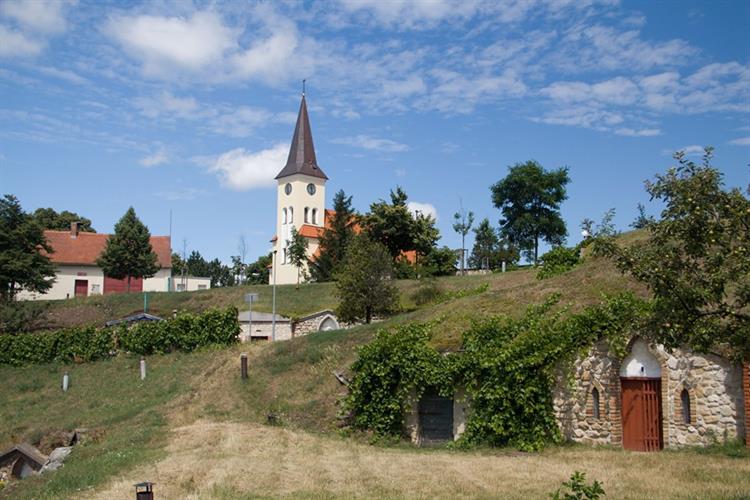 Lokalita vinných sklepů nazývaná Stráž je naprostým unikátem. Návštěvníka upoutají kamennými vstupy s goticky lomenými oblouky. Zdroj: Jana Hrádková