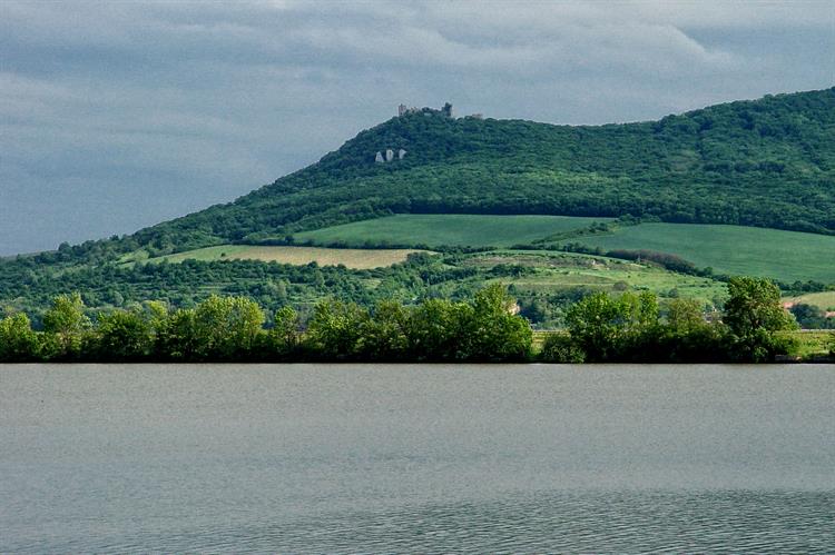 Znáte pověst o zkamenělých dívkách nebo bílé paní? Před hradem stojí tři skalní útesy. Podle pověsti jsou to zkamenělé dívky. Odtud pochází i název hradu Děvičky. Bílé paní jsou zas podle legendy dcery hradního pána, které byly po švédském vpádu zasypány v podzemní chodbě.