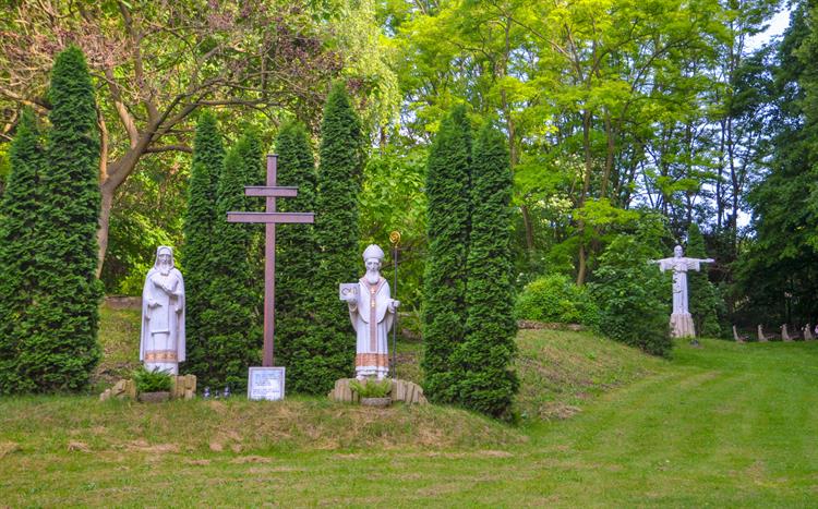 Křížová cesta byla postavena roku 2002 z iniciativy otce Metoděje Kuběny. Tvoří ji čtrnáct dřevěných křížů, které zhotovil místní truhlář. Patnácté zastavení je u třímetrové dřevěné sochy Krista. Zdroj: Barbora Kosinová