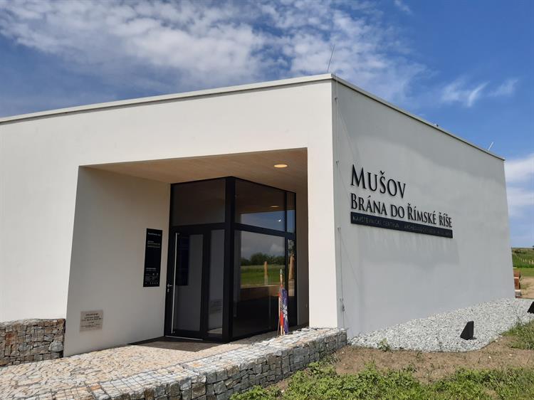 Nová budova návštěvnického centra se nachází v těsném sousedství Aqualandu Moravia. Zdroj: Klára Knápková