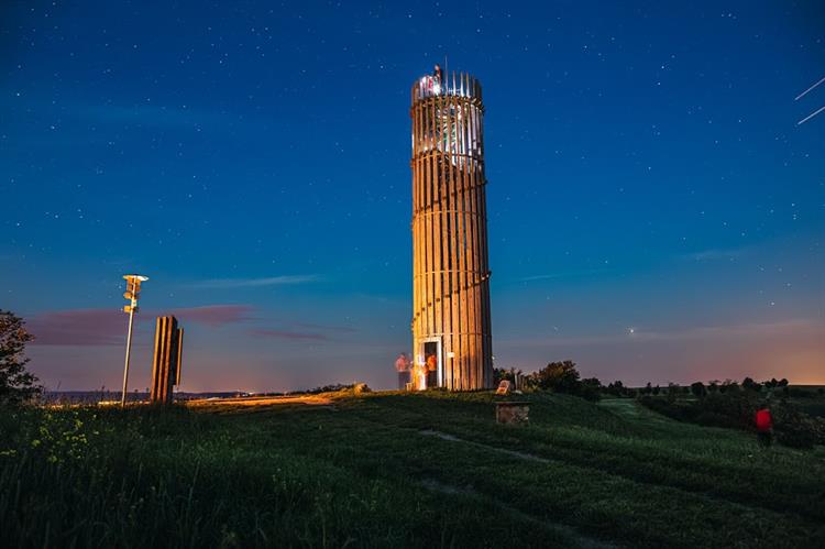 Rozhledna Akátová věž Výhon byla slavnostně otevřena 1. srpna 2009 východně od města Židlochovice. Výhon je se svými 355 m n. m. nejvyšším bodem Dyjsko-svrateckého úvalu. Zdroj: Roman Ivičič