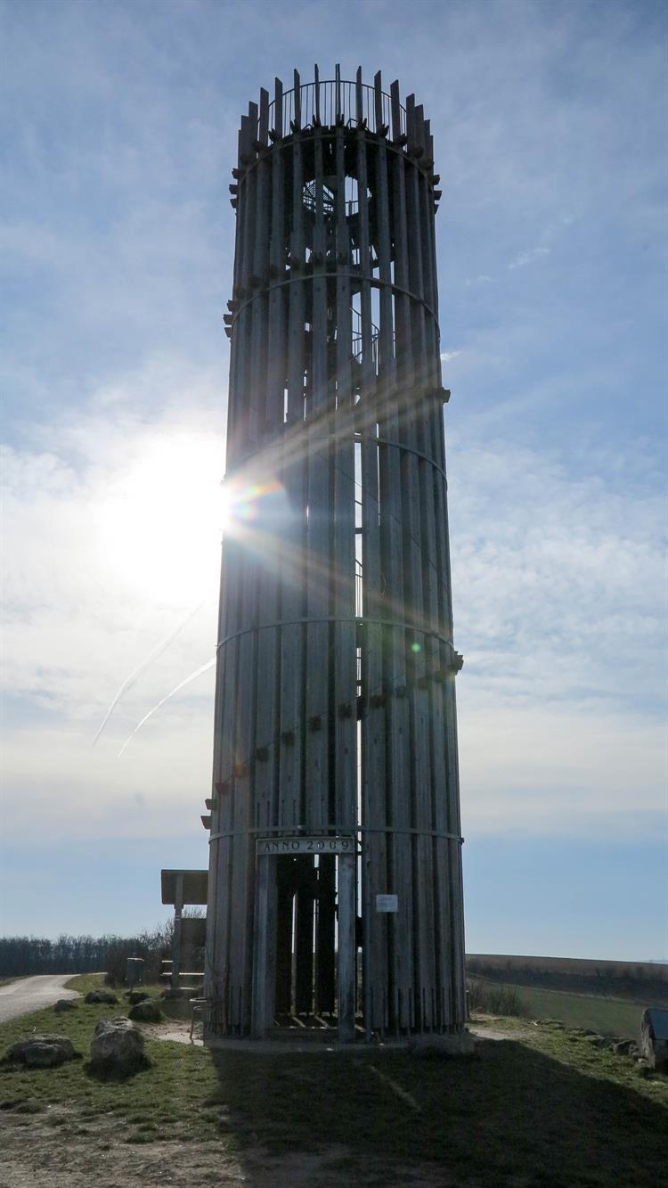 Projektantem rozhledny vysoké 17,7 m je Ing. arch. Pavel Jura. Věž má kruhový půdorys o průměru 3,7 m a ve výšce 14,5 m se nachází nezastřešená vyhlídková plošina, ke které vede 76 schodů. Zdroj: TIC Židlochovice
