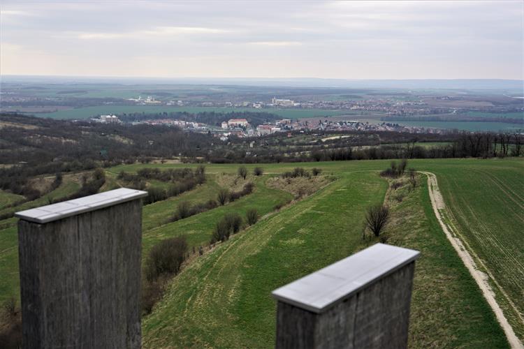 Židlochovice jsou malé město v okrese Brno-venkov, nacházející se 15 km od Hustopečí, na západním úpatí Výhonu (355 m n. m.). Žije zde přibližně 3 800 obyvatel. Zdroj: Klára Knápková