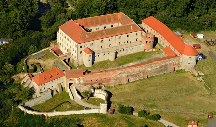 Renesanční zámek byl určený k ochraně kláštera. Původně se jednalo o gotický hrad, jenž byl v 16. a 17. století přestavěn na reprezentativní šlechtické sídlo, jemuž však zůstaly pevnostní prvky. Dnes je objekt v soukromém vlastnictví. Zdroj: TIC Dolní Kounice