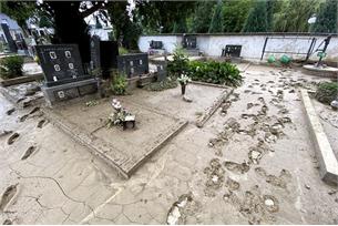 Přívalový déšť pustošil hřbitov