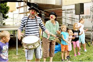 Pod ořechem zazněl folk a stavěl se i cirkus