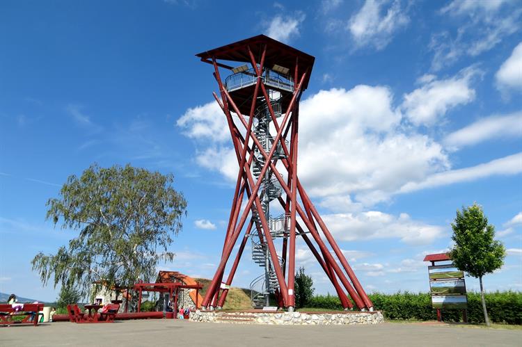 K rozhledně je možno přijet i osobním autem, u rozhledny je menší parkoviště a je volně přístupná, vstupné se neplatí. Zdroj: TIC Velké Pavlovice