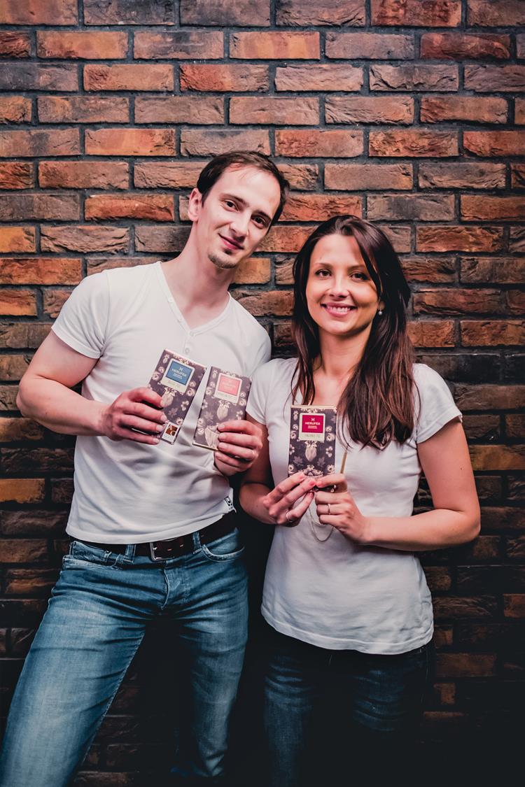 Za malou rodinnou čokoládovnou stojí manželé Jitka a Michal Herůfkovi, kteří v roce 2015 založili společnost HERUFEK s.r.o.