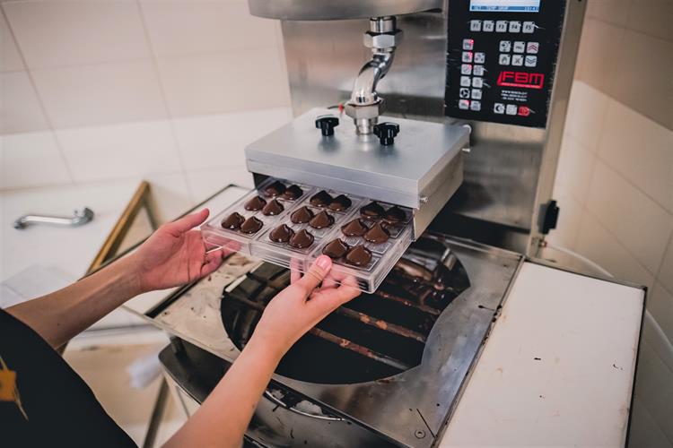 Vybrat si můžete ze 2 typů exkurzí - BEAN-TO-BAR aneb jak se vyrábí čokoláda nebo FROM-FARM-TO-BAR aneb Cesta kakaového bobu z farmy k tabulkové čokoládě. Schopni jsou pro vás připravit také firemní večírek, teambuilding nebo program na míru. 