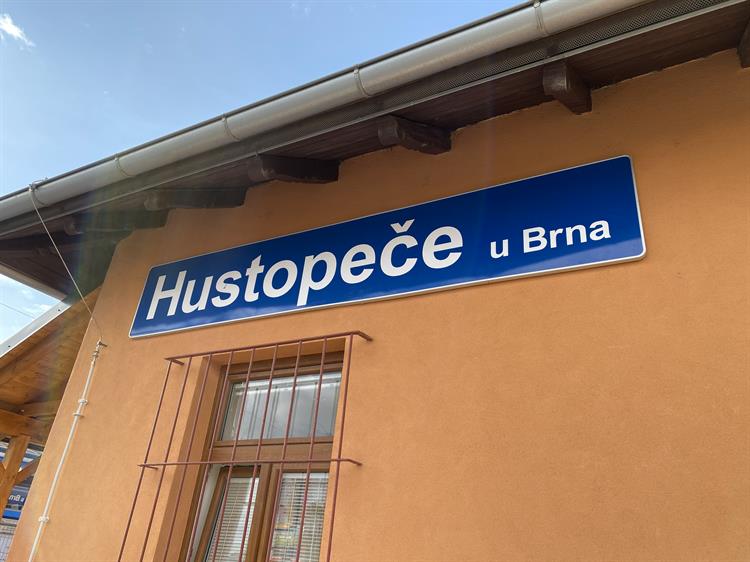 Katastrální úřad, pošta i dráhy používají název Hustopeče u Brna.