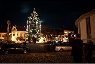 V Hustopečích začal advent netradičním rozsvícením stromu