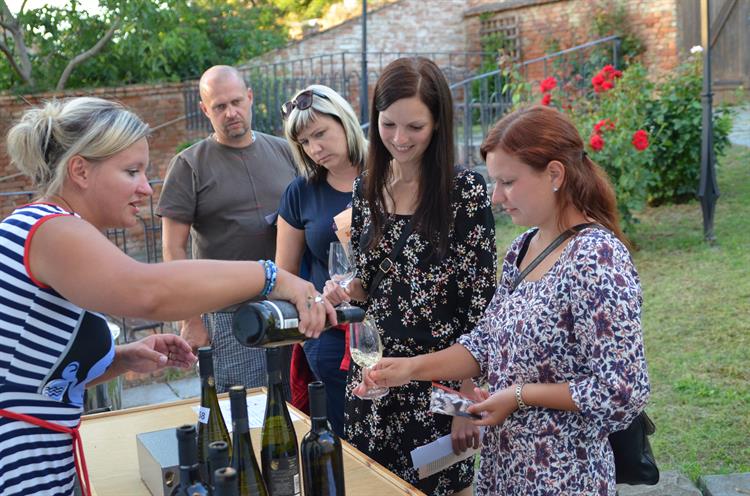 Návštěvníci mohli ochutnat vína místních vinařů. Foto: Jana Rozková.