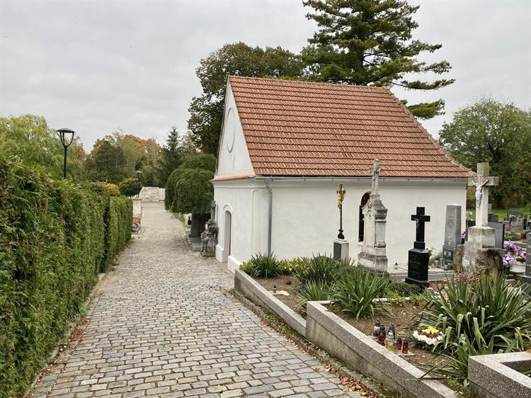 Byla zrenovována hřbitovní kaple. FOTO: Nováková