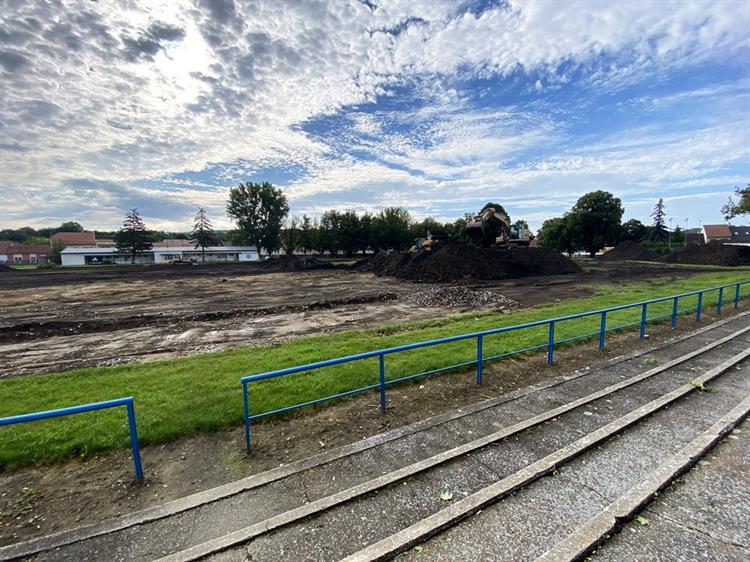 Započaly práce na městském stadionu. FOTO: Nováková