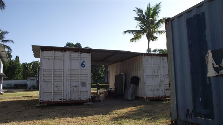 V Dar es Salaamu opravovali dobrovolníci střechu nad kontejnery. 