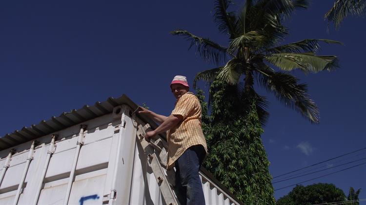 V Dar es Salaamu opravovali dobrovolníci střechu nad kontejnery.