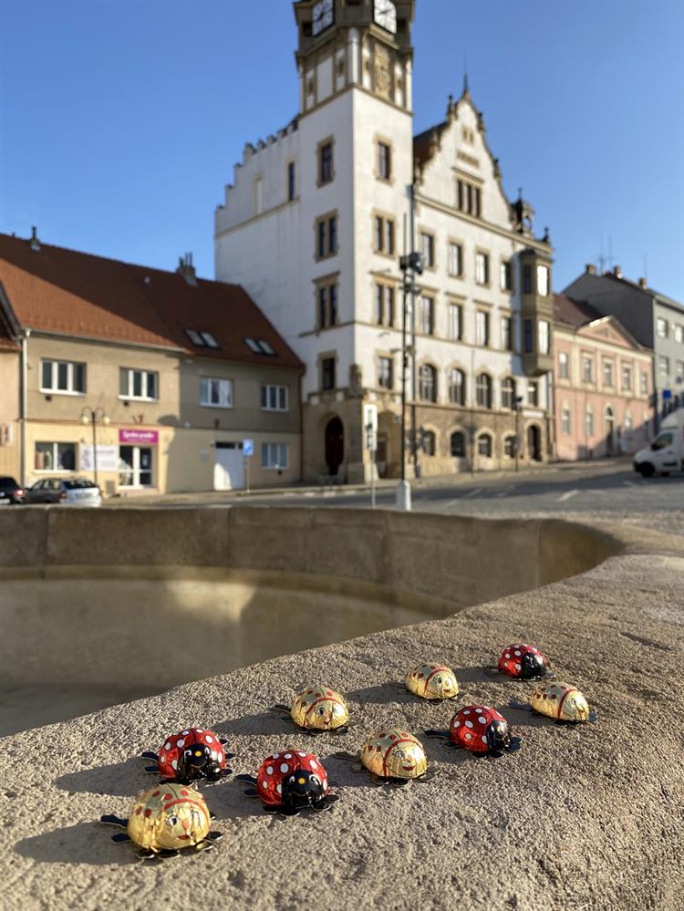 Na Velikonoční pondělí obcházel město lockdownový zajíček a zanechával po sobě nadílky pro děti. Našli jste také nějakou? :-) 