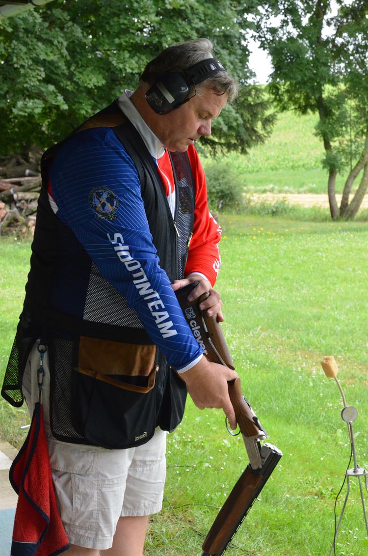 Radek Kozák trénuje mimo jiné na střelnici v Popicích. Foto: Jana Rozková.