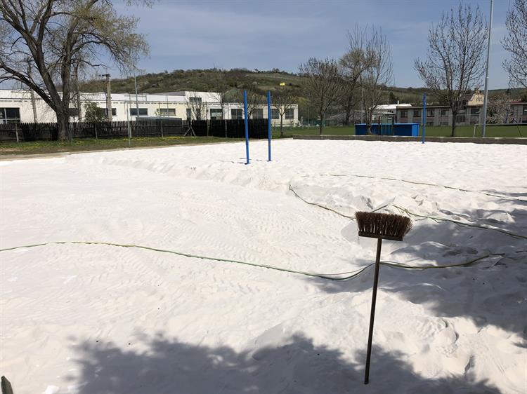 V létě si můžete na koupališti zahrát beachvolejbal na novém povrchu. 