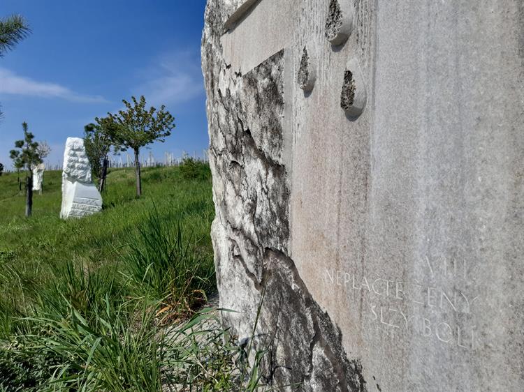 Výtvarnou podobu navrhla výtvarnice Jaroslava Sojneková, jednotlivá díla pak vytvořili sochař Václav Kyselka a výtvarník Jan Sojnek. 14 zastavení je doplněno krátkými texty, které napsal básník Jindřich Zogata.