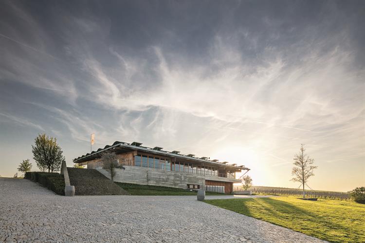 Další ukázkou moderní architektury je vinařství Sonberk. To bylo založeno také v roce 2003 a hospodaří na 40 ha. V loňském roce zvítězil v soutěži Vinařství roku 2020, jako absolutní vítěz. Foto: www.sonberk.cz