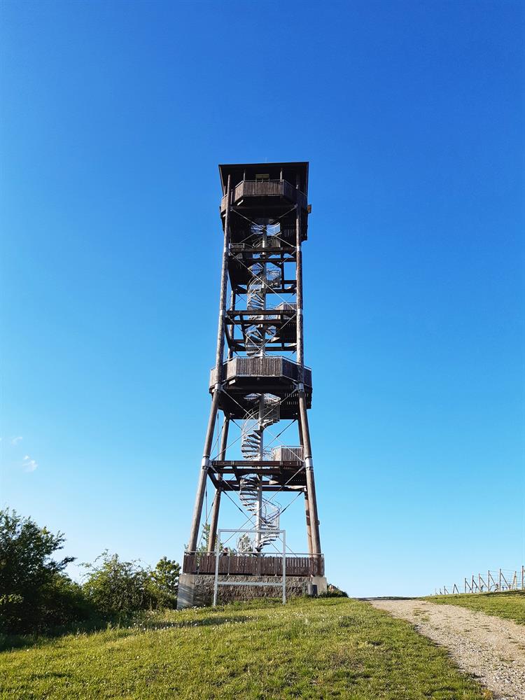 Rozhledna byla otevřena také v roce 2012 a celková výška je 26,5 m. Je přístupná celoročně a vede sem značená turistická stezka a cyklostezka. Zdroj: Klára Knápková