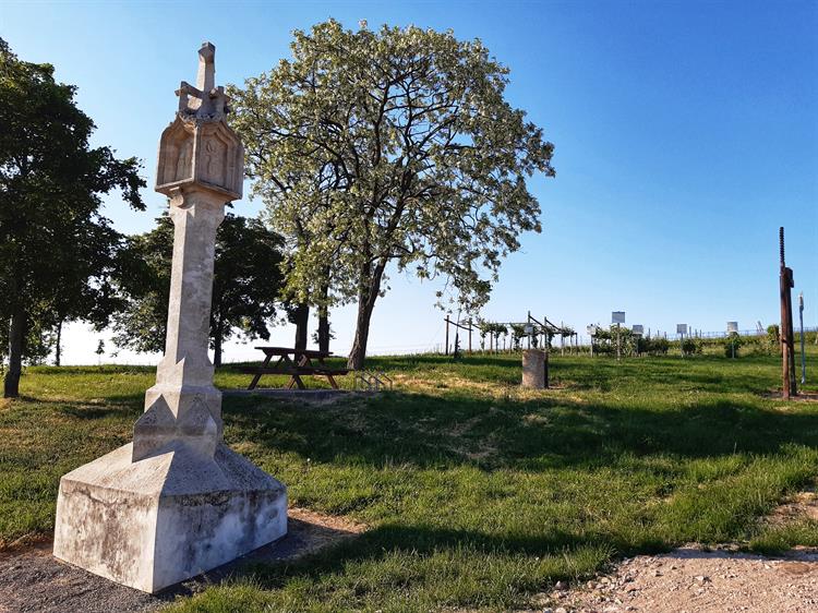 Jihozápadním směrem, 300 m pod rozhlednou stojí neobvyklá Boží muka z 15. století. V blízkosti rozhledny vedou také cyklostezky Moravská vinná a Krajem André. 