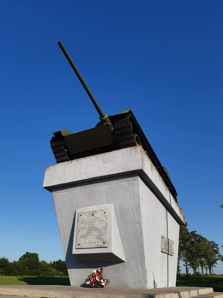 Tank T34/85, který je na soklu umístněný, prošel v 2012 generální opravou a památník byl částečně revitalizován. 