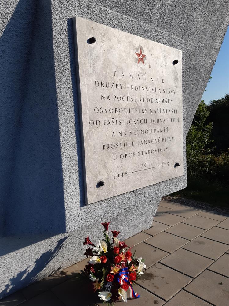Památník připomíná příběh osádky sovětského tanku T-34, která hrdinně vzdorovala několikanásobné přesile. Bitva se odehrála v husté mlze 16. dubna 1945.
