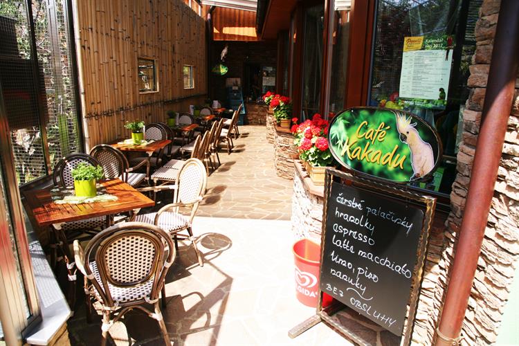Naleznete zde obchůdek s originálními suvenýry nebo malé občerstvení v Café Kakadu.