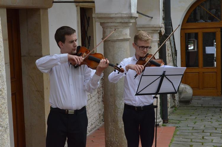 Vernisáž zahájil krátký koncert studentů konzervatoře.
