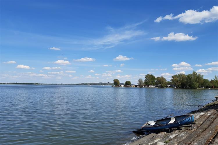 Lodě plují po dolní Novomlýnské nádrži vodního díla Nové Mlýny. Je to třetí a také největší jezero. Má 1668 ha a maximální hloubku 7,8 m.