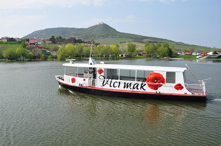 Za přispění Jihomoravského kraje se v roce 2016 pořídilo plavidlo Vlčí mák, které se následně v roce 2017 zrekonstruovalo. Foto: www.lodnidoprava.com 