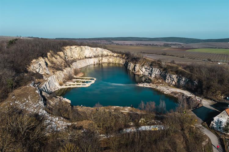 V květnu 2014 byla vyhlášena přírodní památka s názvem Lom Janičův vrch, která zahrnuje celé území zatopeného vápencového lomu u Mariánského mlýna a jeho nejbližší okolí. Foto: Richard Skoumal