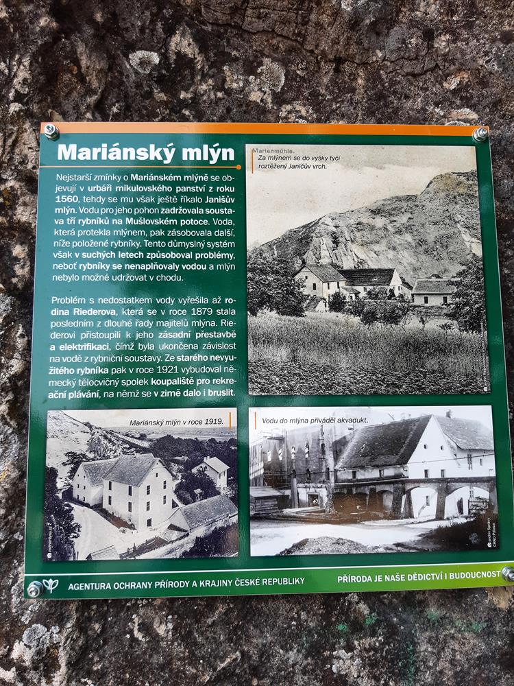 Nejstarší zmínky o Mariánském mlýně se objevují z roku 1560. Provoz mlýna zanikl asi někdy začátkem 20. století. V roce 1887 bylo u mlýna otevřeno veřejné kluziště a v roce 1921 se tady slavnostně otevírala plovárna s dvěma bazény – pro plavce i pro neplavce. Později po druhé světové válce kvůli intenzivní těžbě vápence v lomu na straně Svatého kopečku však bylo koupaliště uzavřeno a později úplně zrušeno.