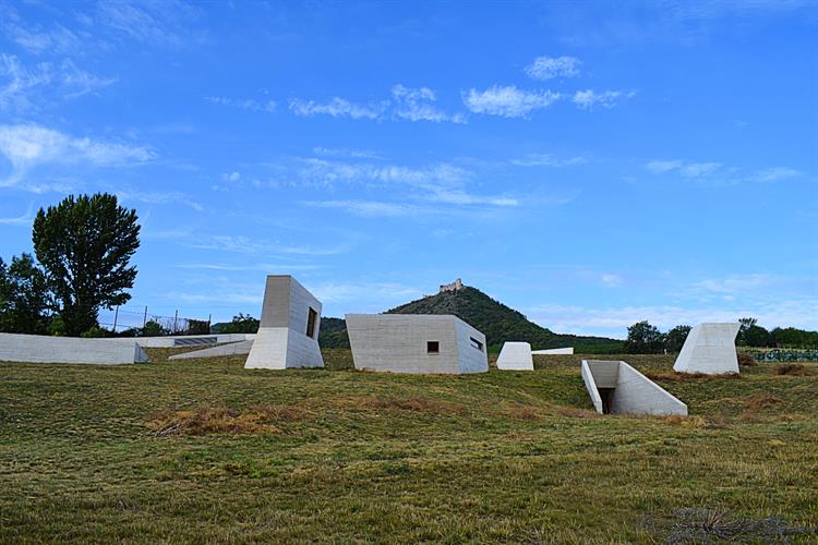 Unikátní architektonická stavba archeoparku je moderní expozicí zpřístupňující jednu z nejvýznamnějších pravěkých lokalit doby lovců mamutů na světě. Foto: Alena Štefková