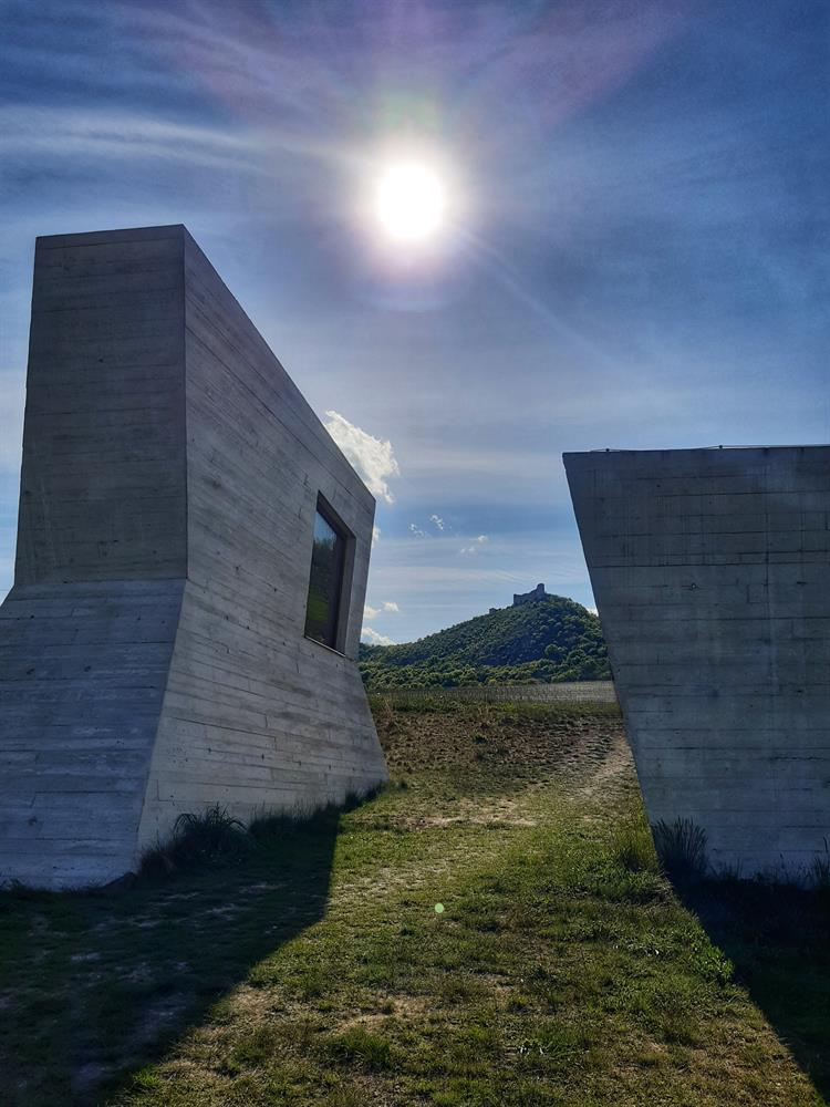 Objekt je částečně pod zemí a zvenčí vypadá jako louka s nepravidelně rozmístěnými světlíky z bílého pohledového betonu. Archeopark získal ocenění stavba roku 2016.