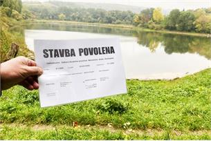 Staveniště předáno, začala oprava rybníka.