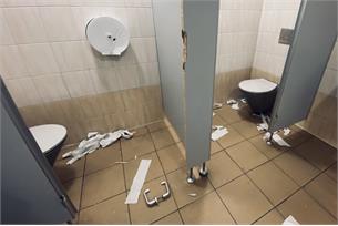 Vandalové opět ničili. Veřejné toalety na Dukelském náměstí jsou uzavřené.
