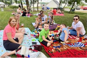 Na společném pikniku se všichni skvěle bavili