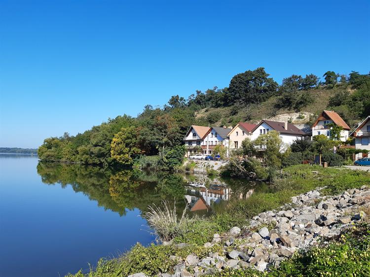 Na konci Sklepní ulice ve Strachotíně se napojíme na částečně asfaltovou cyklostezku (5174, Mikulovská, Moravská vinná) směr Pouzdřany. 