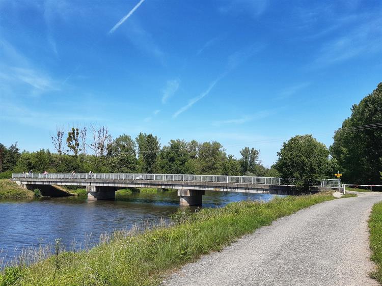 Přejedeme první most přes řeku Svratku a pokračujeme stále rovně. 