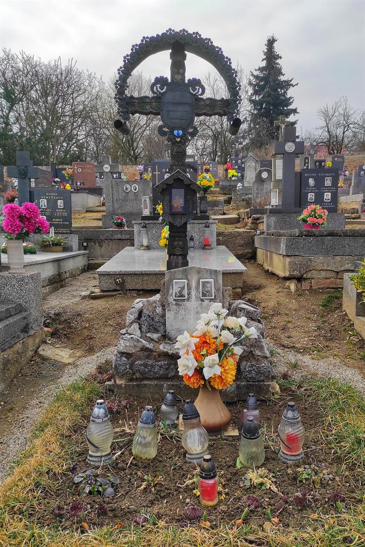 Na místním hřbitově je pohřben pouze Vilém Mrštík. Na jeho hrobě je však uvedena i podobizna jeho bratra Aloise. Autorem kříže je významný architekt Dušan Jurkovič.