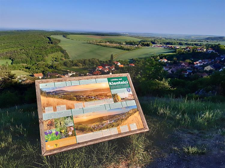 U vyhlídkového místa můžete shlédnout dolů do vesnice. První písemná zmínka o obci pochází z roku 1332, v té době patřila k panství mikulovskému. Roku 1645 a následně 1663 dolehl na Klentnici tatarský nájezd, kdy zpustla téměř polovina polí a vinic. Od roku 1990 je Klentnice samosprávnou obcí. Nyní zde žije necelých 500 obyvatel. Kromě Sirotčího hrádku tu najdete také kostel sv. Jiří z let 1783–1785, faru, sochu sv. Floriana z konce 18. století, sochu Jana Nepomuckého z roku 1791 nebo sochu svatého Leonarda z první poloviny 18. století. 