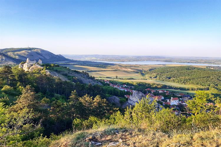 Klentnice je součástí CHKO BR Pálava a biosférické rezervace Dolní Morava, která je nejmladší a nejmenší z českých BR.  Dnešní kostel sv. Jiří pochází z let 1783–1785. Boční oltář sv. Peregrina pochází z kaple sv. Mikuláše ze Sirotčího hradu, barokní bohatě členěné varhany byly přeneseny v r. 1799 ze zrušeného minoritského kostela v Olomouci a ve věži je zvon pocházející z 15. stol. z hradní kaple hradu Děviček, přenesený v roce 1782. 