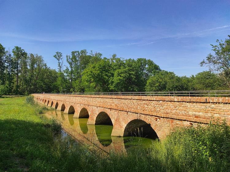 Po zelené NS Portz Insel jsme přišli k unikátnímu cihlovému mostu. Historické prameny stavbu cihelného mostu blíže nespecifikují. Lze tedy pouze uvažovat, zda stál již v době budování letohrádku nebo mu předcházelo blíže neznámé, dřevěné provizorium. Za totalitního režimu byl příhraniční areál i s mostem po celých 40 let nepřístupný.