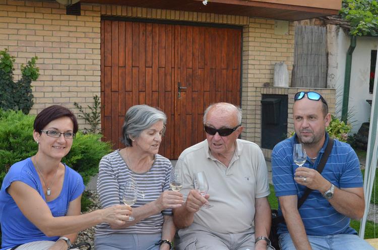 Ve Vinařské uličce se koštovalo. Díky vinařům z vinařského spolku Krajcperk a přátelé. Foto: Jana Hrádková. 