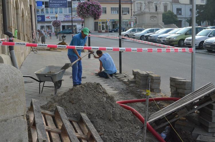 Dělníci pracují na posílení elektřiny na Dukelském náměstí. Je tam potřeba kvůli kulturním akcím. Foto: Jana Rozková. 